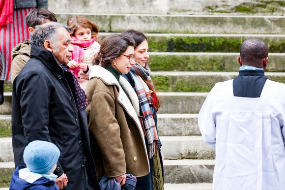 Jimmy et ses filles, Pia Laborde et Gabrièle Laborde, les filles de la défunte - Sortie des obsèques de Catherine Laborde en l’église Saint-Roch à Paris, le 6 février 2025. Décédée le 28 janvier 2025 à l'âge de 73 ans, l'ancienne présentatrice météo de TF1 (1988 - 2017) était atteinte de la maladie neurodégénérative à corps de Lewy. 
© Jacovides - Moreau / Bestimage