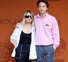 Elle partage la vie du chanteur Raphaël, avec qui elle a fondé une grande famille.

Mélanie Thierry et son compagnon, le chanteur Raphaël - Les célébrités au village lors des Internationaux de France de tennis de Roland Garros 2024 à Paris. Le 29 mai 2024. 
© Jacovides-Moreau / Bestimage