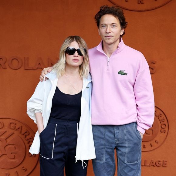 Elle partage la vie du chanteur Raphaël, avec qui elle a fondé une grande famille.

Mélanie Thierry et son compagnon, le chanteur Raphaël - Les célébrités au village lors des Internationaux de France de tennis de Roland Garros 2024 à Paris. Le 29 mai 2024. 
© Jacovides-Moreau / Bestimage