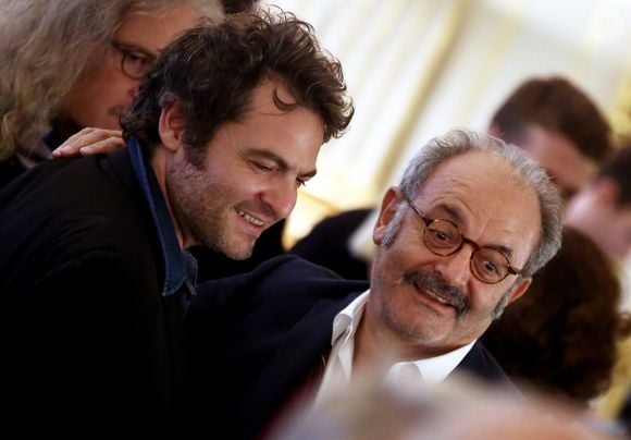 de repos, Louis Chedid a un atout majeur dans sa propriété : "au rez-de-chaussée, son studio d'enregistrement", écrit la parution. Une chance pour un artiste ! 

Le chanteur M (Matthieu Chedid) et son père Louis Chedid - Audrey Azoulay a fait Commandeur de l'ordre des Arts et des Lettres, Louis Chedid dans le salon du Ministère à Paris, le 25 Octobre 2016. © Dominique Jacovides/Bestimage