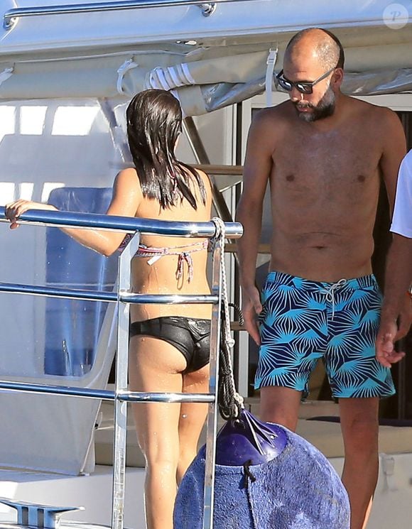 Exclusif - Pep Guardiola en vacances en famille à Ibiza le 24 juin 2016.  Il est accompagné de sa femme Cristina Serra (bikini rose)  et de leurs trois enfants Maria (16 ans), Marius (13 ans) et Valentina (8 ans)