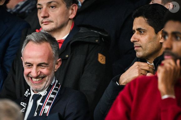 Selon l’AFP, le Conseil de Paris a mandaté le maire Emmanuel Grégoire pour reprendre le dialogue avec le club autour d’un possible rachat ou d’un bail longue durée. 

Emmanuel Gregoire et Nasser al-Khelaifi dans les tribunes lors du match de football Ligue 1 McDonald's opposant le Paris Saint-Germain (PSG) à Toulouse Football Club (TFC) (3-1) au Parc des Princes à Paris, France, le 3 avril 2026. Matthieu Mirville/Bestimage