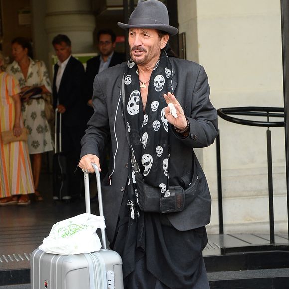 Francis Lalanne (avec une valise) était présent

Francis Lalanne - J.L.Lahaye s'est marié en secondes noces avec sa compagne P.Aubin à la mairie du 18ème arrondissement de Paris, le 2 juillet 2025. © Agence / Bestimage