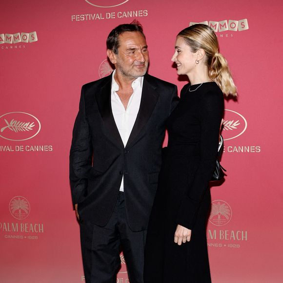 Sur le tapis rouge de "La Vénus Électrique", son look élégant a beaucoup fait parler sur les réseaux sociaux.

Gilles Lellouche et sa compagne Alizée Guinochet - Photocall du 79ème Festival International du Film de Cannes © Borde-Jacovides-Moreau /Bestimage