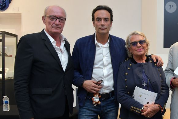 Pascal Desprez, Anthony Delon, Véronique de Villèle - Vente aux enchères de photographies d’exception au profit de l'association "La Chaine de L'Espoir, Enfants à Coeur - Mireille Darc" à la maison de ventes Cornette de St Cyr à Paris le 11 octobre 2018. © Giancarlo Gorassini/Bestimage