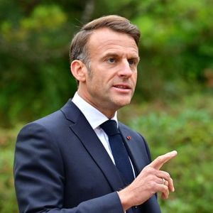 Le Premier ministre luxembourgeois s'entretient avec le président français Emmanuel Macron au château de Senningen au Luxembourg, le 3 octobre 2025. 

© Christian Liewig/Bestimage
