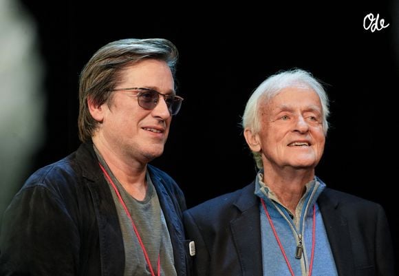 Dave, Thomas Dutronc lors de la 10ème édition du Festiv’Allais au théâtre de Passy à Paris le 12 octobre 2026. © Anne-Sophie Guebey / Bestimage