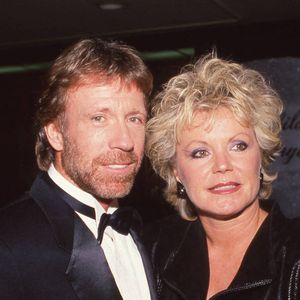 Dianne Holechek est décédée. Chuck Norris et sa femme Dianne vers 1988. Photo par Ralph Dominguez/MediaPunch/Imago/ABACAPRESS.COM
