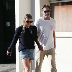 Cela faisait 6 ans qu'il partageait la vie de Monique, de 33 ans sa cadette.

David Duchovny et sa compagne Monique Pendleberry se baladent à Santa Monica le 7 novembre 2024.

Photo : Broadimage / Bestimage