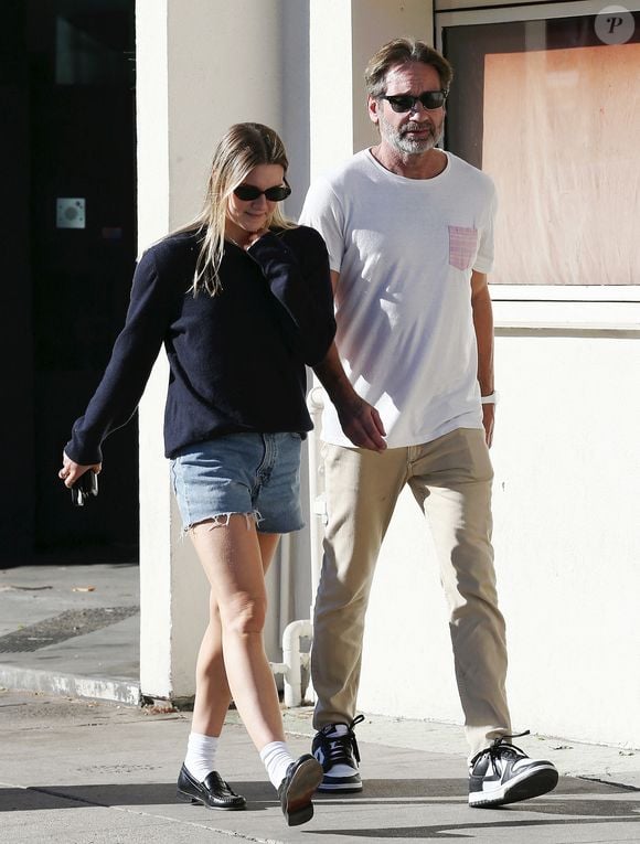 Cela faisait 6 ans qu'il partageait la vie de Monique, de 33 ans sa cadette.

David Duchovny et sa compagne Monique Pendleberry se baladent à Santa Monica le 7 novembre 2024.

Photo : Broadimage / Bestimage