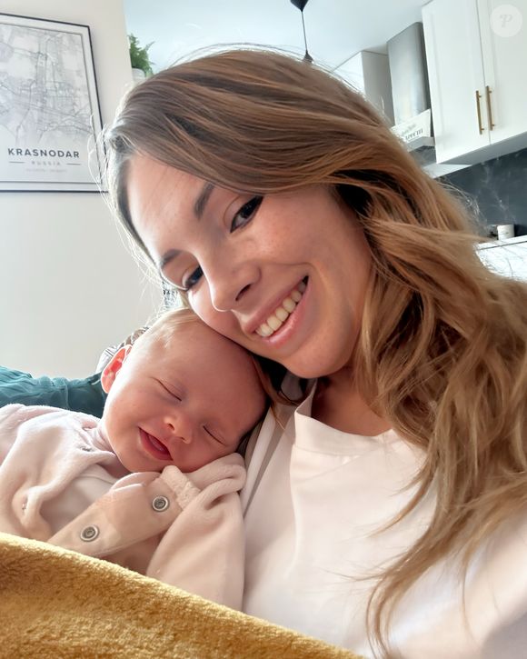 Marie Denigot en plein pouponnage de sa fille Lana.