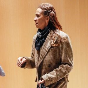 Exclusif - Karine Silla entre par l'entrée "défense" à l'ouverture du procès de Gérard Depardieu pour agressions sexuelles sur deux femmes lors d'un tournage de film en 2021, au tribunal correctionnel de Paris, France, le 24 mars 2025. © Christophe Clovis/Bestimage