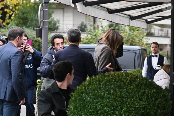 Nicolas Sarkozy s'est ensuite rendu dans un restaurant avec son épouse.

Nicolas Sarkozy et sa femme Carla Bruni vont déjeuner au restaurant Le Flandrin à Paris le lendemain de la sortie de prison de l'ancien président le 11 novembre 2025. Photo par Agence / Bestimage