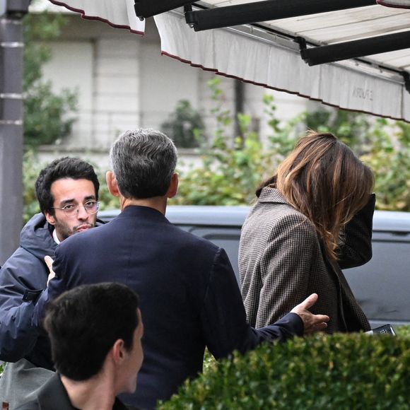 Nicolas Sarkozy s'est ensuite rendu dans un restaurant avec son épouse.

Nicolas Sarkozy et sa femme Carla Bruni vont déjeuner au restaurant Le Flandrin à Paris le lendemain de la sortie de prison de l'ancien président le 11 novembre 2025. Photo par Agence / Bestimage