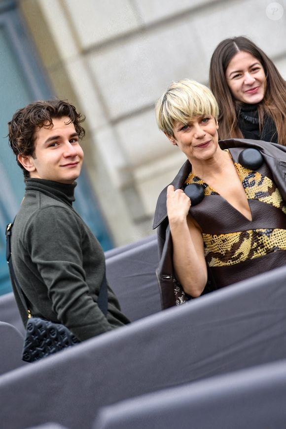 Marina Foïs et son fils Lazare Lartigau - Arrivées au défilé Louis Vuitton prêt-à-porter automne-hiver 2023/2024 lors de la Fashion Week de Paris (PFW), à Paris, France, le 6 mars 2023. © Veeren-Clovis/Bestimage