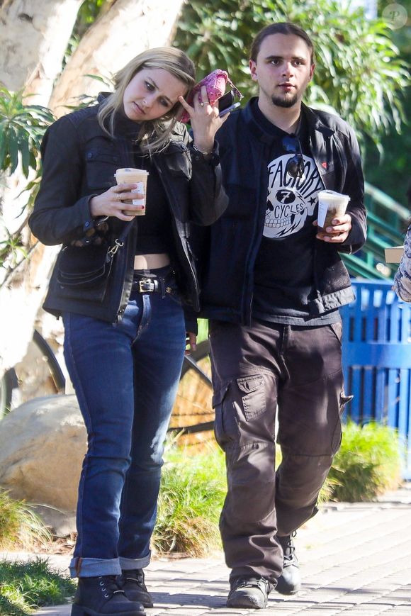 Prince Jackson et sa compagne Molly Schirmang font une pause café lors d'une balade en Harley-Davidson à Malibu le 25 septembre 2022.

Backgrid USA / Bestimage