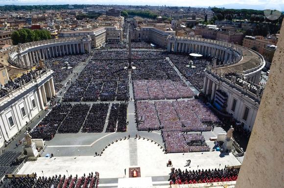 Le cardinal Giovanni Battista Re bénit le cercueil lors des funérailles du pape François sur la place St. Peters Square le 26 avril 2025 au Vatican, Photo DPA/ABACA