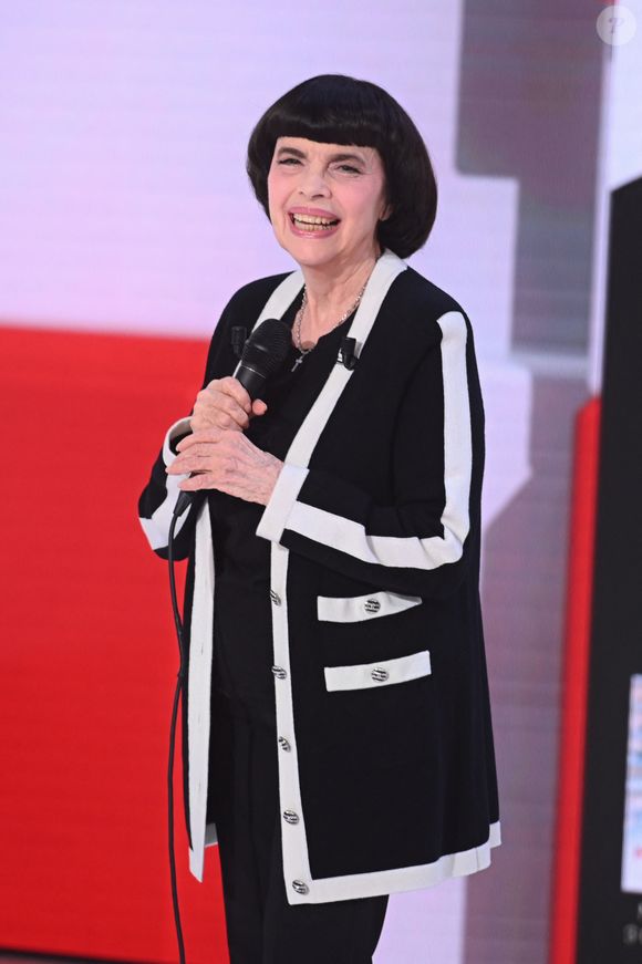 "Je démarre cette tournée à L’Olympia et je termine chez moi, à Avignon. C’est une tradition", a confié la chanteuse à la coupe de cheveux reconnaissable entre mille, dans les colonnes de "La Provence" ce samedi 22 novembre 2025.

Exclusif - Mireille Mathieu - Enregistrement de l'émission "Vivement dimanche" aux studios Rive Gauche, présentée par M.Drucker et diffusée le 5 octobre 2025 sur France.
© Guillaume Gaffiot/Bestimage
