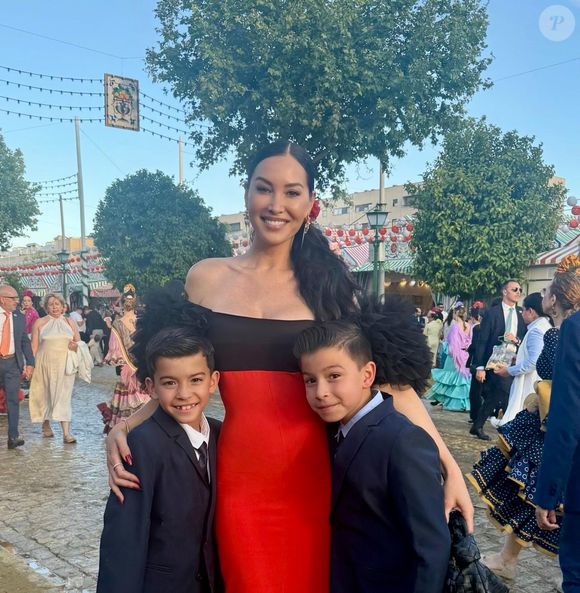 Ensemble, ils ont eu deux garçons

Photo de Sidonie Biémont avec ses jumeaux Zayn et Madi lors de la féria de Séville en Espagne.