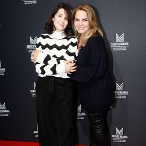 Ainsi que de Caroline Cochaux.

Zabou Breitman, Caroline Cochaux - Photocall de la soirée de clôture du festival "Séries Mania" au Musée des Arts Forains à Paris le 21 novembre 2022.

© Christophe Clovis / Bestimage