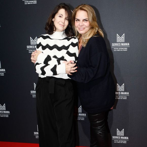 Ainsi que de Caroline Cochaux.

Zabou Breitman, Caroline Cochaux - Photocall de la soirée de clôture du festival "Séries Mania" au Musée des Arts Forains à Paris le 21 novembre 2022.

© Christophe Clovis / Bestimage