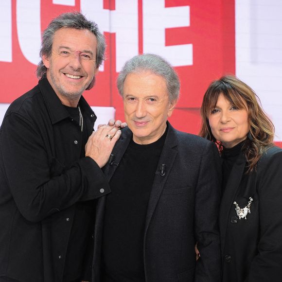 Michel Drucker, Jean-Luc Reichmann et Nathalie Lecoultre à l'enregistrement de l'émission Vivement Dimanche au Pavillon Gabriel à Paris le 9 janvier 2024. Photo Bestimage