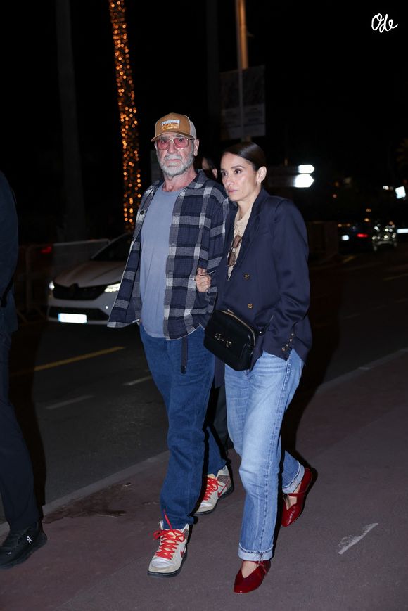 Cannes, FRANCE    Eric Cantona fait une apparition élégante au bras de son père dans l'après-midi et part pour une promenade romantique avec sa compagne Rachida Brakni