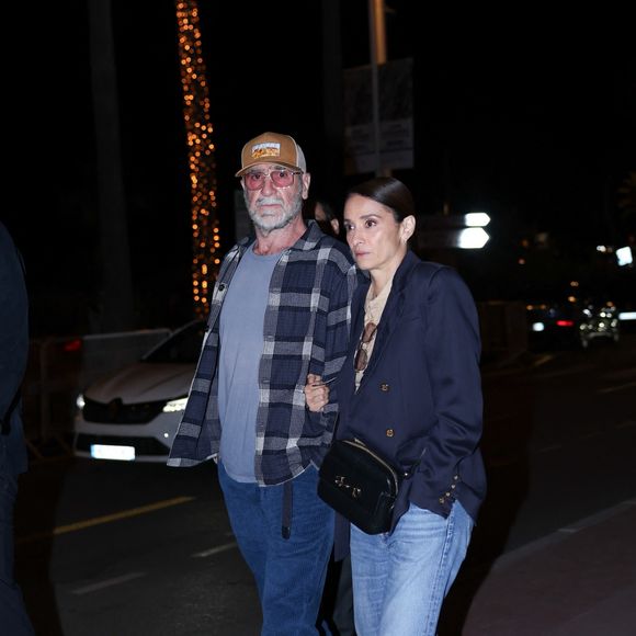Cannes, FRANCE    Eric Cantona fait une apparition élégante au bras de son père dans l'après-midi et part pour une promenade romantique avec sa compagne Rachida Brakni