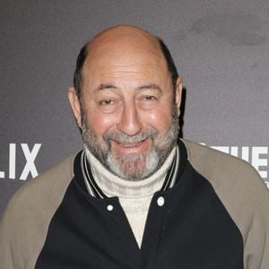 On a en tout cas hâte de voir Kad Merad dans ce rôle, lui qui nous a récemment surpris en tant que chanteur, que ce soit sur le plateau de la Star Academy en décembre dernier, ou dans le film Finalement de Claude Lelouch, sorti au cinéma en novembre. 

Kad Merad - Avant-première du film "Finalement" à la cinémathèque française à Paris le 11 novembre 2024. © Coadic Guirec/Bestimage