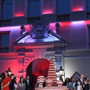 Pas moins de 60 heures de travail ont été nécessaires pour parfaire ce dessert.

Andrea Casiraghi, Tatiana Santo Domingo, Louis et Marie Ducruet, Melanie de Massy, le prince Albert II de Monaco, la princesse Charlene, leurs enfants, le prince héréditaire Jacques et la princesse Gabriella, la princesse Stéphanie de Monaco et la princesse Caroline de Hanovre à la célébration des 20 ans de règne d'Albert II de Monaco sur la place du Palais à Monaco, le 19 juillet 2025. 

Photo : Bruno Bebert / Bestimage