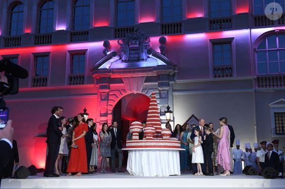 Pas moins de 60 heures de travail ont été nécessaires pour parfaire ce dessert.

Andrea Casiraghi, Tatiana Santo Domingo, Louis et Marie Ducruet, Melanie de Massy, le prince Albert II de Monaco, la princesse Charlene, leurs enfants, le prince héréditaire Jacques et la princesse Gabriella, la princesse Stéphanie de Monaco et la princesse Caroline de Hanovre à la célébration des 20 ans de règne d'Albert II de Monaco sur la place du Palais à Monaco, le 19 juillet 2025. 

Photo : Bruno Bebert / Bestimage