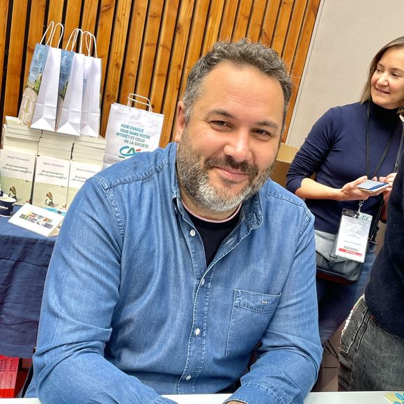 Bruce Toussaint lors de la 41ème Foire du Livre de Brive dans La Halle Brassens, à Brive-la-Gaillarde, France, le 11 novembre 2023. © Fabien Faure/Bestimage