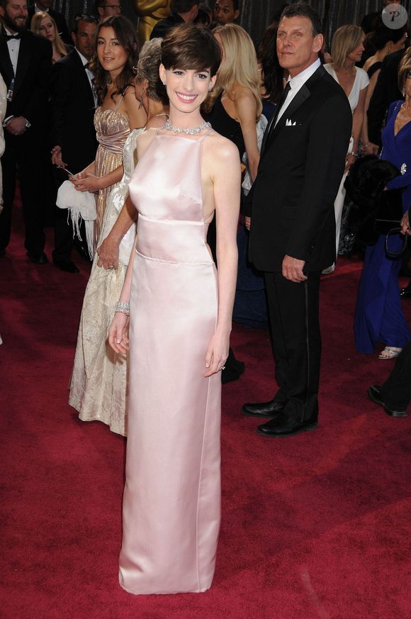 Anne Hathaway (robe Prada) - Arrivees - 85eme ceremonie des Oscars a Hollywood le 24 fevrier 2013. © STARMAX / BESTIMAGE