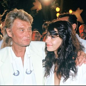 Johnny Hallyday et Adeline Blondieau à Saint-Tropez, le 27 juillet 1991.