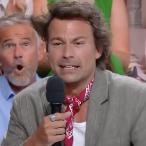 Présents sur la Croisette, toute l'équipe de C à Vous a dû composer avec cet aléa climatique et trouver des solutions de dernière minute pour ne pas perdre leurs précieuses fiches.

C à Vous, France 5.