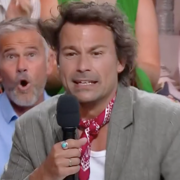 Présents sur la Croisette, toute l'équipe de C à Vous a dû composer avec cet aléa climatique et trouver des solutions de dernière minute pour ne pas perdre leurs précieuses fiches.

C à Vous, France 5.