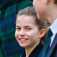 Une jeune fille dans l'air du temps ! Première peu protocolaire (mais très à la mode) pour la princesse Charlotte