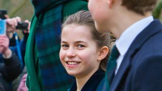 Une jeune fille dans l'air du temps ! Première peu protocolaire (mais très à la mode) pour la princesse Charlotte