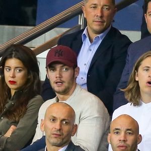 Louis Sarkozy, sa compagne Natali Husic et Pierre Sarkozy dans les tribunes lors du match de Ligue 1, Paris Saint-Germain (PSG) vs Toulouse FC (TFC) au Parc des Princes à Paris, France, le 20 août 2017. Le PSG a gagné 6-2. AGENCE / BESTIMAGE