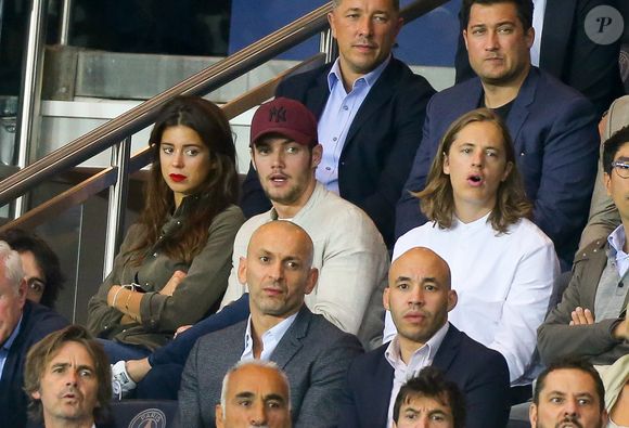 Louis Sarkozy, sa compagne Natali Husic et Pierre Sarkozy dans les tribunes lors du match de Ligue 1, Paris Saint-Germain (PSG) vs Toulouse FC (TFC) au Parc des Princes à Paris, France, le 20 août 2017. Le PSG a gagné 6-2. AGENCE / BESTIMAGE
