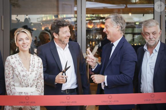 Exclusif -  Jean-Philippe Nuel (Architecte d’intérieur), Maud Bailly (Directrice générale Sofitel, MGallery & Emblems), Sébastien Bazin (PDG du groupe Accor), Patrick Bruel, Pierre Gonzalvez (Maire de l’Isle sur la Sorgue), Emmanuel Borla (Directeur de l’hôtel) - Patrick Bruel inaugure son hôtel cinq étoiles "L'Isle de Leos MGallery" à L'Isle-sur-la-Sorgue, France, le 23 septembre 2025. 
 © Jack Tribeca / Bestimage