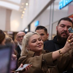 La chanteuse Louane Emera, invitée de la radio NRJ, au centre commercial Aushopping à Bordeaux-Lac. Le 6 mars 2024
© Jean-Marc Lhomer / Bestimage