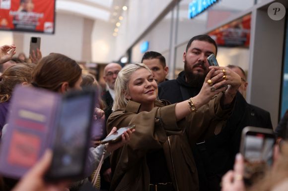 La chanteuse Louane Emera, invitée de la radio NRJ, au centre commercial Aushopping à Bordeaux-Lac. Le 6 mars 2024
© Jean-Marc Lhomer / Bestimage