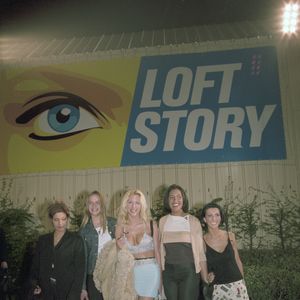 Une expérience dans laquelle la jeune femme avait à peine 25 ans et qu'elle a partagé avec d'autres jeunes inconnues, comme une certaine Loana...

En France, à la Plaine-Saint-Denis, Kenza Braiga, Delphine Castex, Loana Petrucciani, Julie Demme et Laure de Lattre lors de l'émission Loft Story le 26 avril 2001. © Alain Canu via Bestimage