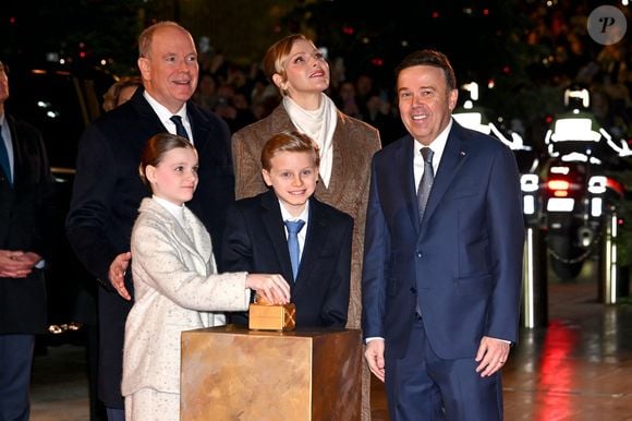 Le prince Albert II de Monaco, la princesse Charlene et leurs enfants la princesse Gabriella et le prince héréditaire Jacques lancent les illuminations de Noël en Principauté, depuis la place du Casino à Monaco, le 29 novembre 2025. La famille princière est accompagnée par Stéphane Valéri, le président délégué de la Société des Bains de Mer de Monaco, et le ministre d'Etat de la Principauté, Christophe Mirmand. © Bruno Bebert/Bestimage