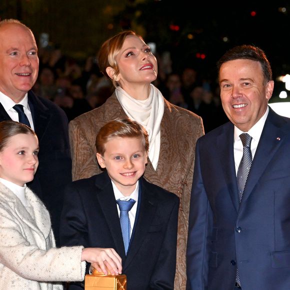 Le prince Albert II de Monaco, la princesse Charlene et leurs enfants la princesse Gabriella et le prince héréditaire Jacques lancent les illuminations de Noël en Principauté, depuis la place du Casino à Monaco, le 29 novembre 2025. La famille princière est accompagnée par Stéphane Valéri, le président délégué de la Société des Bains de Mer de Monaco, et le ministre d'Etat de la Principauté, Christophe Mirmand. © Bruno Bebert/Bestimage