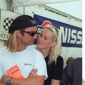"Je me suis dit c'est horrible, c'est comme si j'avais fait des enfants pour qu'un autre homme les élève, quelque part, donc c'est parti de là."

Estelle Lefébure, David Hallyday à la Nissan Star Cup en 1996 © CHARRIAU / BESTIMAGE