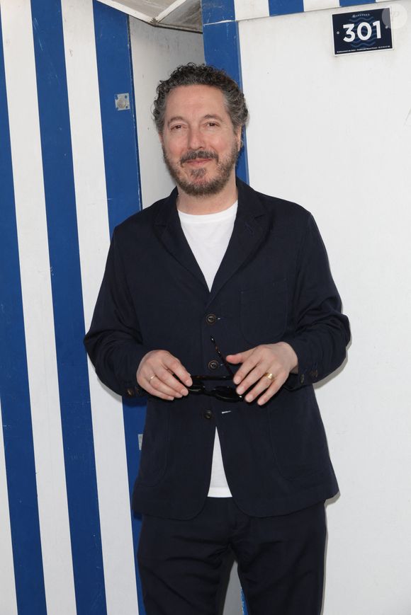 Guillaume Gallienne lors de la 39ème édition du festival du film romantique de Cabourg, le 13 juin 2025.
© Guirec Coadic/Bestimage