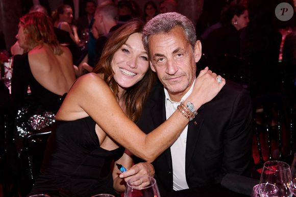 Elle vit avec Nicolas Sarkozy dans la Villa Montmorency, située dans le 16ème arrondissement de Paris, un lieu sécurisé et intime.

Carla Bruni-Sarkozy et son mari Nicolas Sarkozy - 19ème "Diner de la Mode" au bénéfice de Sidaction au Pavillon Cambon Capucines dans le cadre de la Fashion Week de Paris, France. Le 7 juillet 2022. © Rachid Bellak / Bestimage