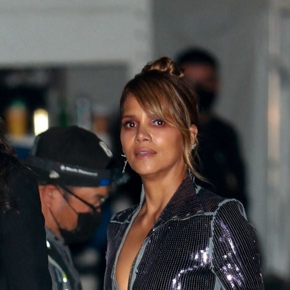 Halle Berry à la sortie de la cérémonie des 47ème "People's Choice Awards" à Los Angeles, le 7 décembre 2021.@Bestimage